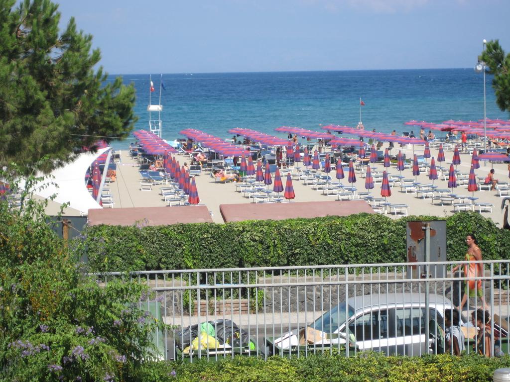 B&B Baia Delle Sirene จีอาร์ดีนี นักซอส ห้อง รูปภาพ