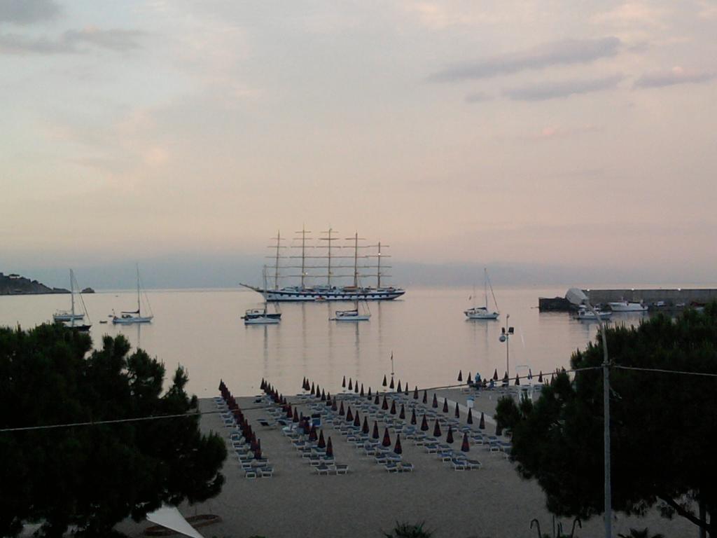 B&B Baia Delle Sirene จีอาร์ดีนี นักซอส ภายนอก รูปภาพ